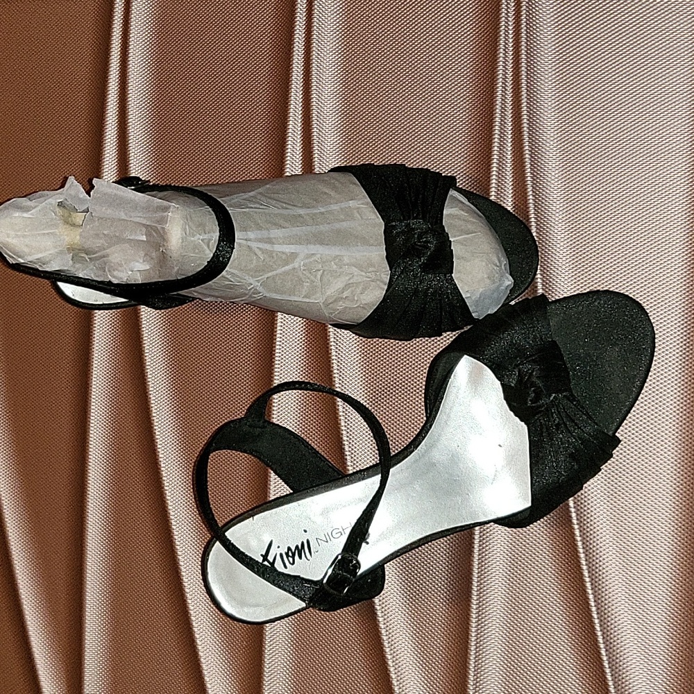 FIONI Night Black Kitten Heels